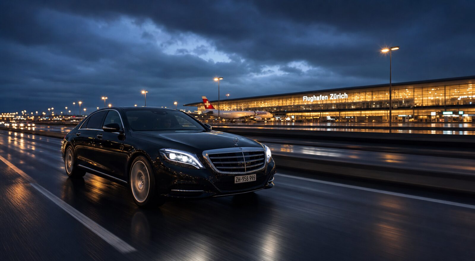 Luxuriöses Taxi auf dem Weg zum Flughafen Zürich in der Abenddämmerung